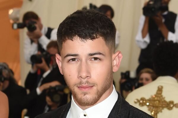 How to Emulate Celebrity Hair Styles How to Emulate Celebrity Hair Styles